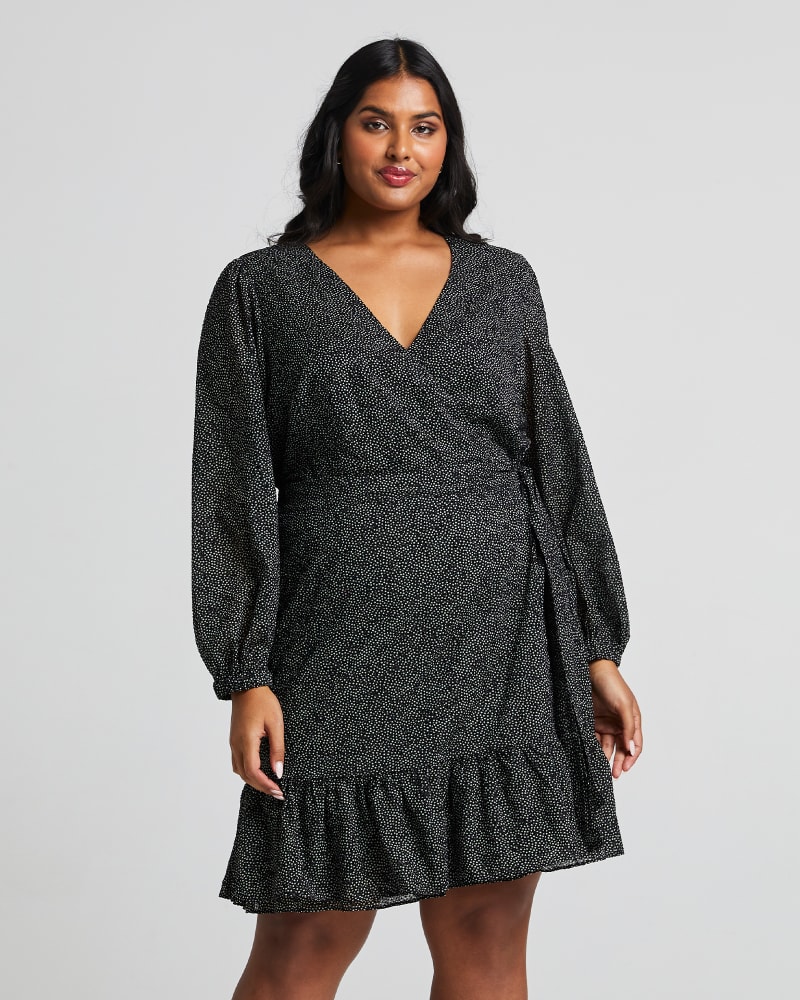 Front of a model wearing a size 1X Sweet Spot Dress in Black/Beige by Estelle. | dia_product_style_image_id:264271